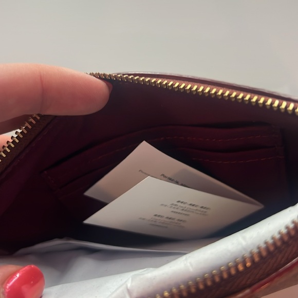 Essential Small Wristlet In Signature Canvas - Picture 3 of 4